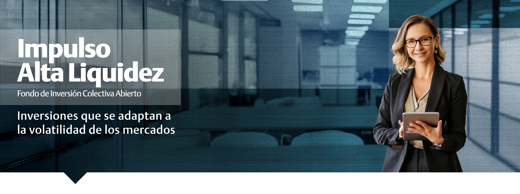 Mujer empresaria digitando unformación en una tablet 